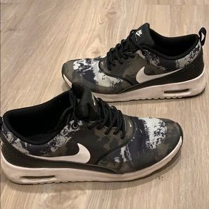 Nike black and white tennis shoes
